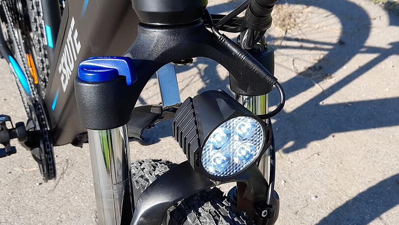 Die einstell- und sperrbare Federgabel arbeitet zufriedenstellend, das LED-Licht ist sehr hell.