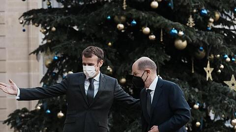 Frankreichs Präsident Emmanuel Macron (l) empfängt Bundeskanzler Olaf Scholz in Paris.