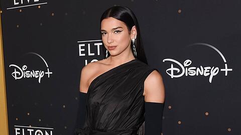 Dua Lipa, hier im Rahmen des letzten US-Konzerts von Elton John auf dessen Abschiedstournee.