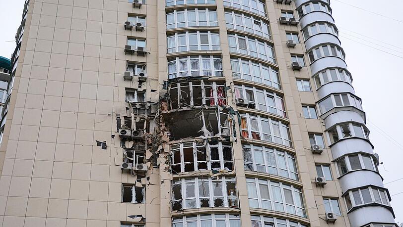 Zerbrochene Fensterscheiben an der beschädigten Fassade eines Wohnhauses in Kiew. Zerbrochene Fensterscheiben an der beschädigten Fassade eines Wohnhauses in Kiew.