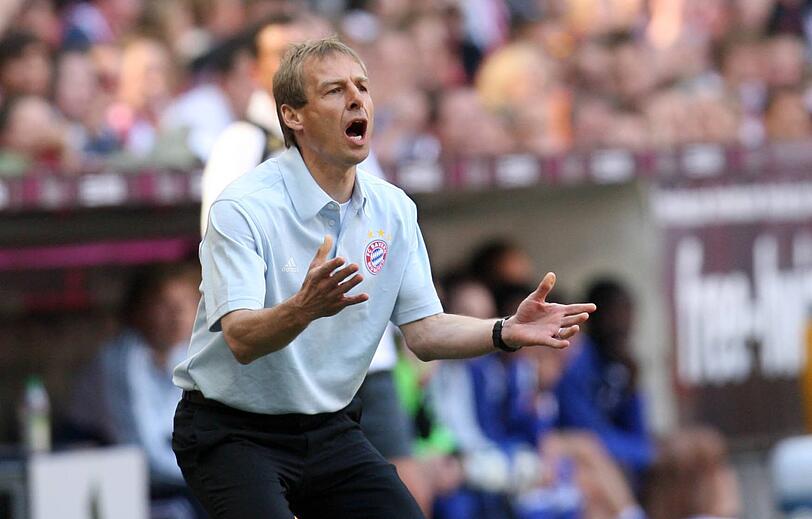 JÜRGEN KLINSMANN (01.07.2008 - 27.04.2009, 301 Tage)

Beim FC Bayern wurde aus dem Sommermärchen jedoch ganz schnell ein Albtraum. Zwar vermittelte Klinsmann den kalifornischen Optimismus. Weil in der Kabine aber öfter über "Empowerment" und "Verantwortungsübergabe" als wirkliche Taktiken gesprochen wurde, wendeten sich Führungsspieler wie Mark van Bommel oder Miroslav Klose von ihm ab. Aus im Viertelfinale der Champions League in Barcelona (0:4, 1:1), Aus im Viertelfinale des DFB-Pokals in Leverkusen (2:4). In der Liga gab es peinliche Niederlagen wie gegen Werder Bremen (2:5) oder beim späteren Meister VfL Wolfsburg (1:5) – ausgerechnet gegen Ex-Trainer Felix Magath. Nach einem 0:1 gegen Schalke und der abermals drohenden Teilnahme am UEFA Cup musste der Rekordmeister handeln. Auch diesmal war die Interimslösung wieder ein alter Bekannter.