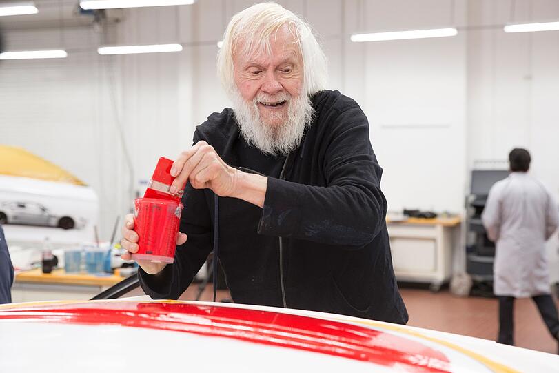 Offensichtlich hatte John Baldessari einiges Vergnügen beim Auftragen der roten Farbe. Das BMW Art Car sei das schnellste Kunstwerk, das er je kreiert habe, sagte der Künstler, der – auch das ein O-Ton – „Punkte über die Gesichter von Leuten klebt“. Insofern ist seine Gestaltung eines BMW M6 GTLM ein typischer Baldessari. 2016 wurde das Gefährt auf der Art Basel Miami vorgestellt. Mit roten, gelben, blauen und grünen Punkten und Flächen. Offensichtlich hatte John Baldessari einiges Vergnügen beim Auftragen der roten Farbe. Das BMW Art Car sei das schnellste Kunstwerk, das er je kreiert habe, sagte der Künstler, der – auch das ein O-Ton – „Punkte über die Gesichter von Leuten klebt“. Insofern ist seine Gestaltung eines BMW M6 GTLM ein typischer Baldessari. 2016 wurde das Gefährt auf der Art Basel Miami vorgestellt. Mit roten, gelben, blauen und grünen Punkten und Flächen.