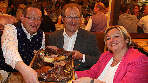 Appetit auf Kalbshaxe und Ente vom Grill: Petra und Siegfried Beck (&bdquo;Der Beck&ldquo;) und Komödiant Volker Heißmann (li.)