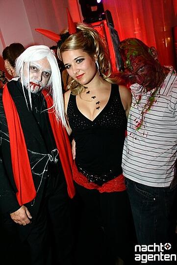 Rococo Halloween Clubbing am 29. Oktober 2011 im 8 seasons. Noch mehr Fotos gibt es unter www.nachtagenten.de.