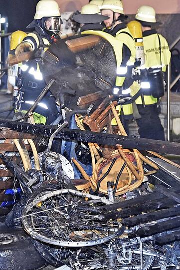 In einem neungeschossigen Wohnblock im Stadtteil Forstenried musste die Feuerwehr in der Nacht einen ausgedehnten Kellerbrand löschen. Ein Mann
erlitt eine Rauchgasvergiftung und wurde zur Behandlung in ein Krankenhaus gebracht.