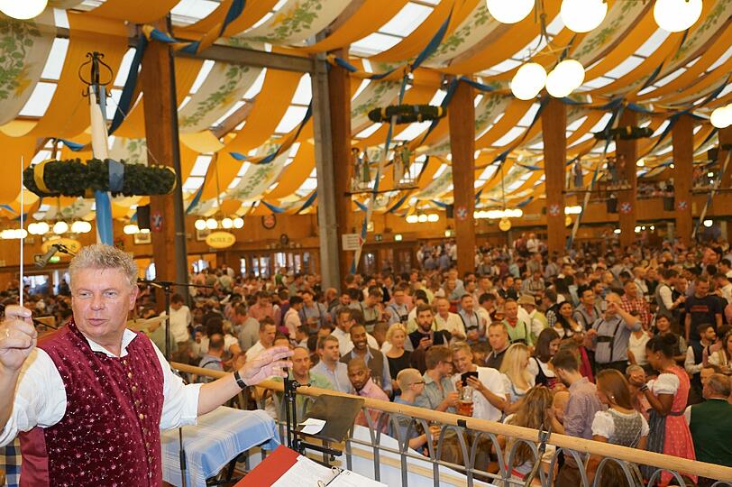 Der erste Wiesn-Sonntag in der Bräurosl gehört ganz den Schwulen und Lesben. Mitten drin bei der bunten Party: OB Dieter Reiter. Wie wild gestern Abend gefeiert wurde, sehen Sie in unserer Bildergalerie.