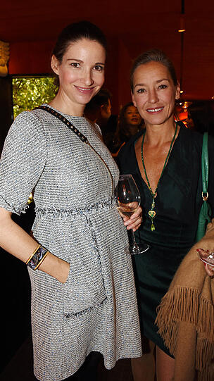 Mama-Talk: Die schwangere Sophie Meister (Ex-Wepper) ratscht fröhlich mit Lisa Seitz (r.).