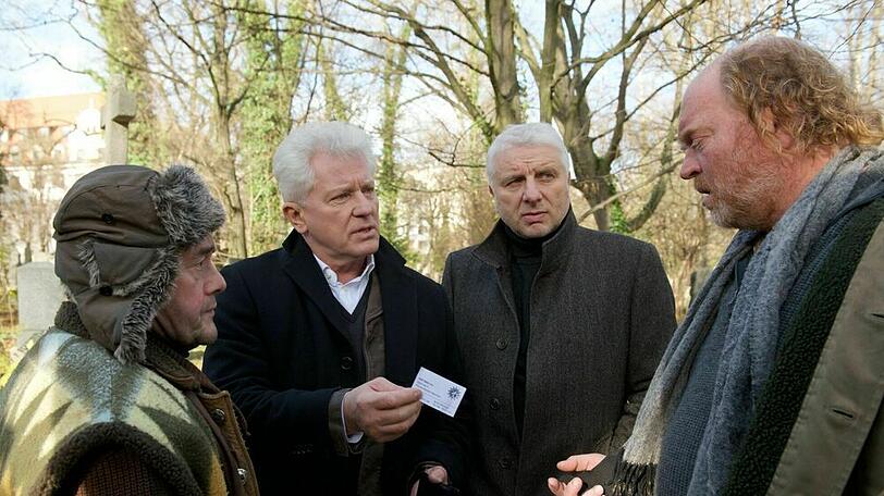 "Tatort: Klingelingeling": Die Hauptkommissare Batic (Miroslav Nemec) und Leitmayr (Udo Wachtveitl) sprechen mit dem Obdachlosen Andy (Ferdinand Dörfler)