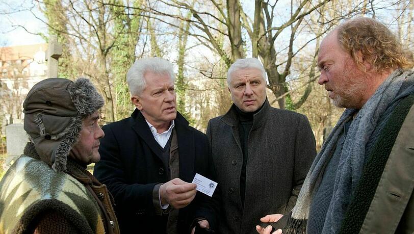 "Tatort: Klingelingeling": Die Hauptkommissare Batic (Miroslav Nemec) und Leitmayr (Udo Wachtveitl) sprechen mit dem Obdachlosen Andy (Ferdinand Dörfler) "Tatort: Klingelingeling": Die Hauptkommissare Batic (Miroslav Nemec) und Leitmayr (Udo Wachtveitl) sprechen mit dem Obdachlosen Andy (Ferdinand Dörfler)