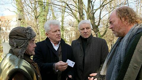 "Tatort: Klingelingeling": Die Hauptkommissare Batic (Miroslav Nemec) und Leitmayr (Udo Wachtveitl) sprechen mit dem Obdachlosen Andy (Ferdinand Dörfler)