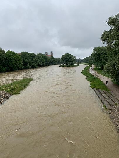 Der Pegel der Isar ist aufgrund der Regenfälle der vergangenen Tagen auf über 1,80 Meter angestiegen.