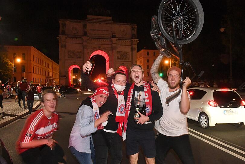 Die Freude bei den Bayern-Fans kennt nach dem Triple-Sieg keine Grenzen - klicken Sie sich durch die Bilder von der Party in der Landeshauptstadt.