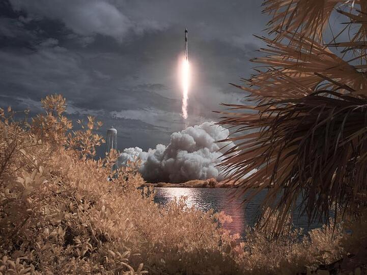 Die SpaceX "Falcon 9"-Rakete startet im Kennedy Space Center.