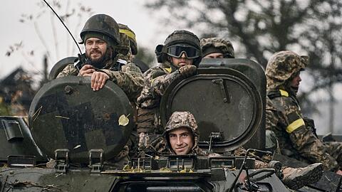Ukrainische Soldaten fahren in der Region Donezk auf einem Schützenpanzer.