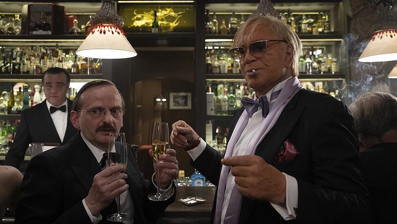 Der betrügerische Zampano und das Sparkassenwürstchen:Milan Peschel und Mickey Rourke haben am Silvestertresen Geschäftliches zu besprechen. Der betrügerische Zampano und das Sparkassenwürstchen:Milan Peschel und Mickey Rourke haben am Silvestertresen Geschäftliches zu besprechen.