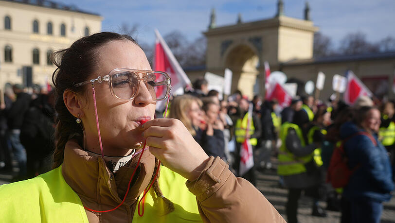 Vor der Feldherrnhalle versammelten sich am Dienstag Tausende Menschen, um f&uuml;r bessere Arbeitsbedingungen im &ouml;ffentlichen Dienst zu demonstrieren. Darunter auch die LMU-Mitarbeiterin Sophie Renard (27). Sie w&uuml;nscht sich mehr Sicherheit in der Zukunft.