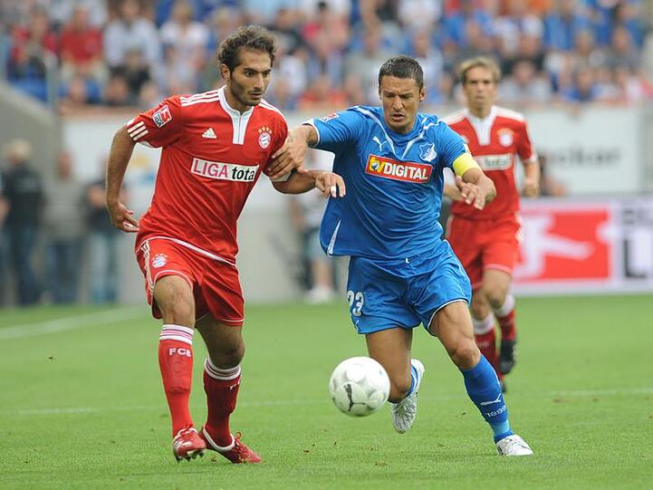 Bayerns Hamit Altintop (l.) im Zweikampf mit dem Hoffenheimer Salihovic.