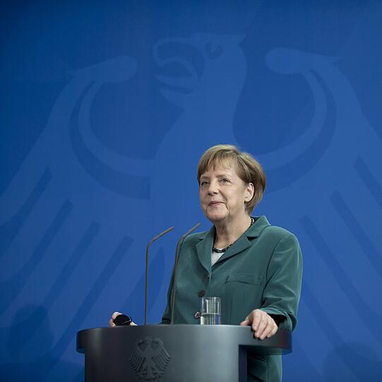 Geburtstag: Angela Merkel wird 60 Jahre alt! Hier gibt's die kultigsten Merkel-Fotos zum Durchklicken...