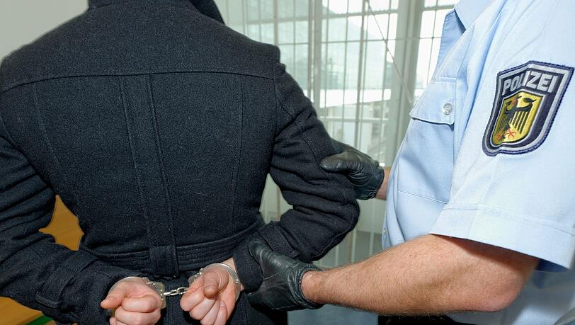 Beinahe täglich nimmt die Bundespolizei mit Haftbefehl gesuchte Personen fest. (Beispielbild) Beinahe täglich nimmt die Bundespolizei mit Haftbefehl gesuchte Personen fest. (Beispielbild)