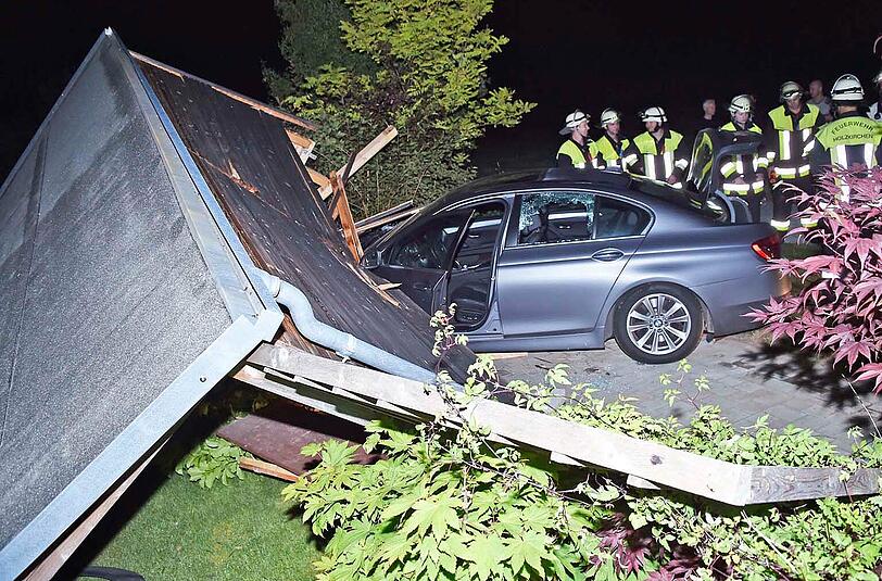 Die betrunkene Fahrt eines BMW-Fahrers endete mit der Demolierung eines Gartenhauses.