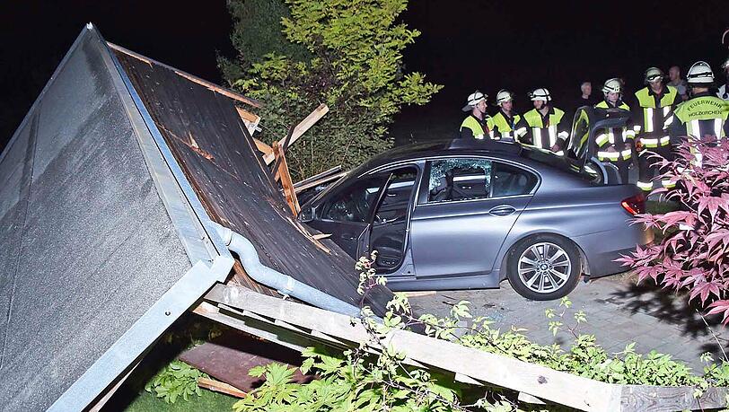 Die betrunkene Fahrt eines BMW-Fahrers endete mit der Demolierung eines Gartenhauses. Die betrunkene Fahrt eines BMW-Fahrers endete mit der Demolierung eines Gartenhauses.