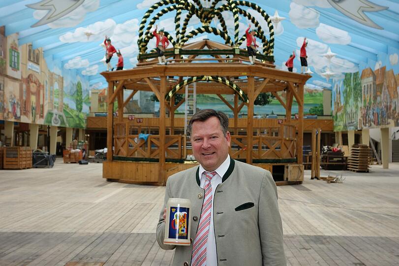 Josef Schmid, seines Zeichens 2. Bürgermeister und Leiter des Referates für Arbeit und Wirtschaft, und damit Wiesn-Chef, begrüßte alle Anwesenden im Hackerzelt.
