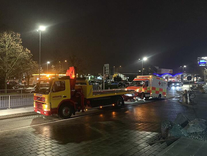 Der Rettungswagen krachte am Montag in die Unterführung.