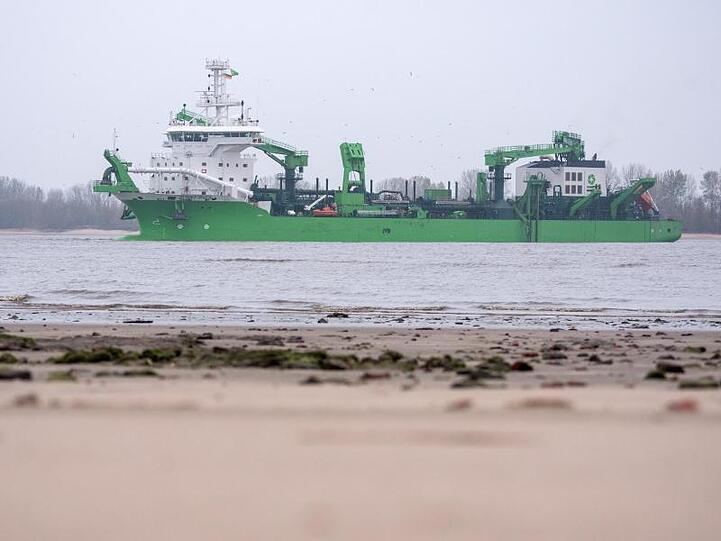 Das Baggerschiff "Bonny River" fährt auf der Elbe. Das Bundesverwaltungsgericht in Leipzig hat grünes Licht für den Bau der Elbvertiefung gegeben.