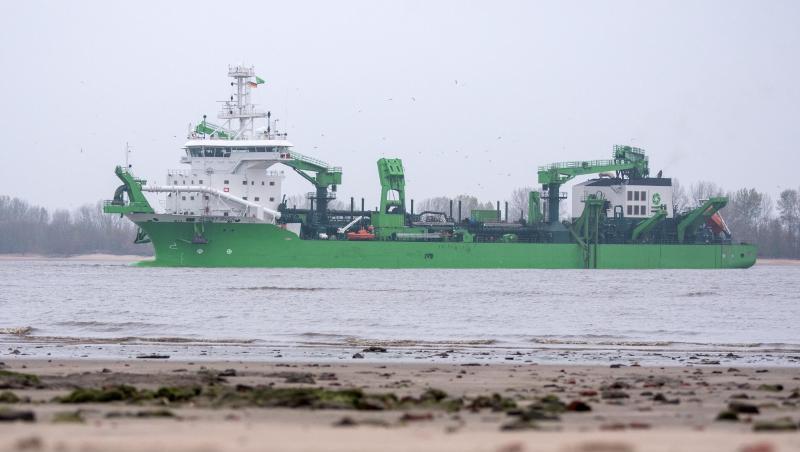 Das Baggerschiff "Bonny River" fährt auf der Elbe. Das Bundesverwaltungsgericht in Leipzig hat grünes Licht für den Bau der Elbvertiefung gegeben. Das Baggerschiff "Bonny River" fährt auf der Elbe. Das Bundesverwaltungsgericht in Leipzig hat grünes Licht für den Bau der Elbvertiefung gegeben.