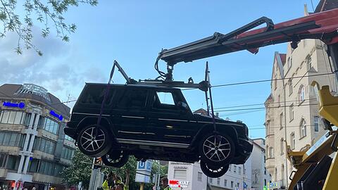 Beim Unfallauto handelt es sich um eine Mercedes-G-Klasse, einen Luxus-Geländewagen. Die Polizei schaut ihn sich auch von unten an.