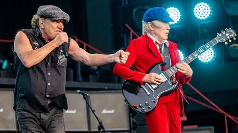 Brian Johnson (li.) und Angus Young auf der Bühne in Prag.