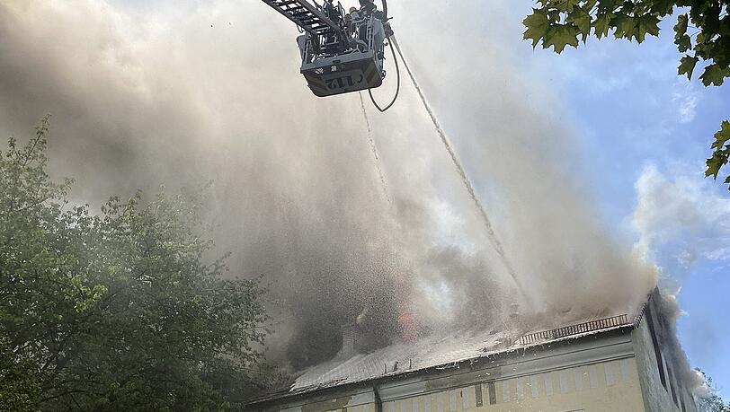 Die eintreffenden Einsatzkr&auml;fte sahen schon von Weitem die Rauchs&auml;ule.