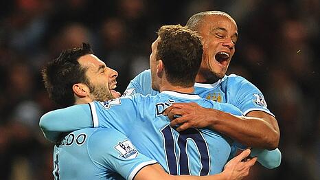 Einst gemeinsam bei Manchester City: Edin Dzeko (M.) und Vincent Kompany. (Archivbild)
