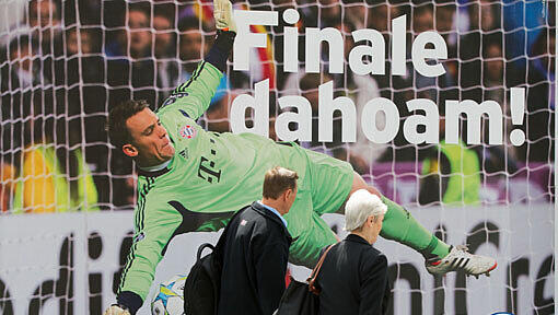 München im Final-Fieber: Passanten gehen an einem Plakat mit Bayern-Torhüter Manuel Neuer vorbei. München im Final-Fieber: Passanten gehen an einem Plakat mit Bayern-Torhüter Manuel Neuer vorbei.