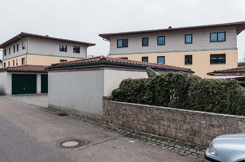 Blick auf das Haus in Kelheim, in dem ein 28-jähriger Polizist seine 18-jährige Freundin und anschließend sich selbst erschossen hat.