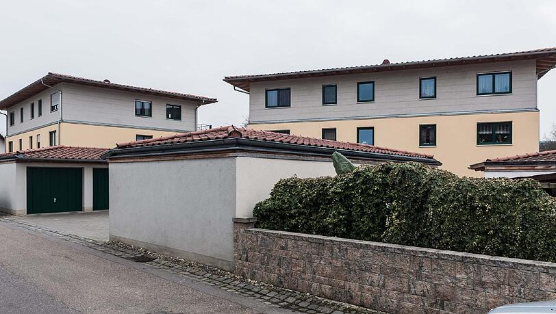 Blick auf das Haus in Kelheim, in dem ein 28-jähriger Polizist seine 18-jährige Freundin und anschließend sich selbst erschossen hat. Blick auf das Haus in Kelheim, in dem ein 28-jähriger Polizist seine 18-jährige Freundin und anschließend sich selbst erschossen hat.