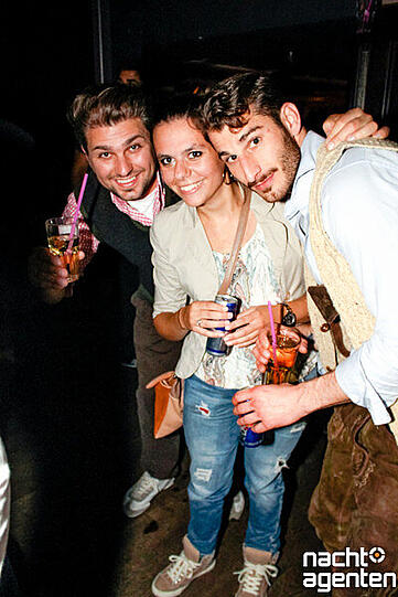 Apres-Wiesn-Party im Gecko Club. Mehr Bilder unter http://www.nachtagenten.de/event/26.09.2015/gecko-club/wiesn-spatzl.332682.html