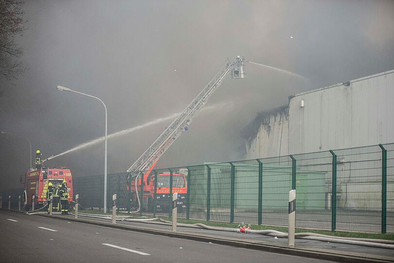 Kilometerweit waren die Rauchschwaden zu sehen: Ein Großbrand beim Geflügelproduzenten Wiesenhof in Lohne hat einen erheblichen Schaden verursacht.