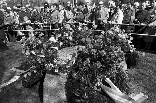 Das Mahnmal: Am ersten Jahrestag des Attentats wird am Tatort in Karlsruhe ein Mahnmal enthüllt.