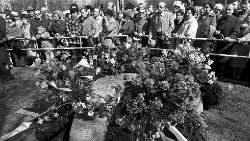 Das Mahnmal: Am ersten Jahrestag des Attentats wird am Tatort in Karlsruhe ein Mahnmal enthüllt. Das Mahnmal: Am ersten Jahrestag des Attentats wird am Tatort in Karlsruhe ein Mahnmal enthüllt.