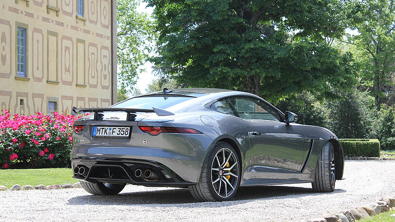 Carbon-Spoiler und vierflutige Abgasanlage demonstrieren schon optisch: der 575 PS starke SVR ist ein echtes Kraftpaket.