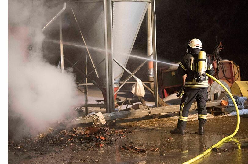 Ein Putenmastbetrieb in Petting wurde in der Nacht auf Mittwoch bei einem Feuer völlig zerstört. Die Bilder vom Einsatz.