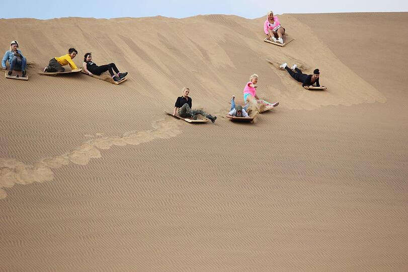 Die 'Wild Girls' beim Sandsurfing auf Sandboards in der Wüste. v.l.: Sarah Knappik, Jinjin Harder, Ingrid Pavic, Sara Kulka, Barbara Engel, Miriam Balcerek, Conchita Wurst und Sophia Wollersheim.