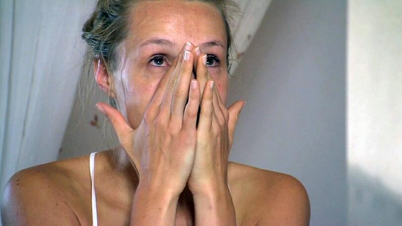 Anna ist tieftraurig: Nach einer allergischen Reaktion, kann sie den Abend nicht mit den Männern verbringen.