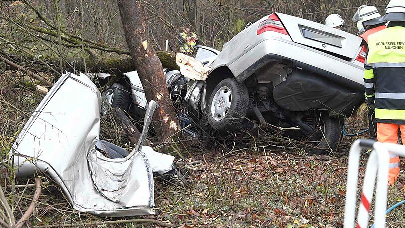 Bilder vom Unfallort: Der Merecedes ist vollkommen demoliert, die Feuerwehr konnte nur noch die Leiche des Fahrers bergen.