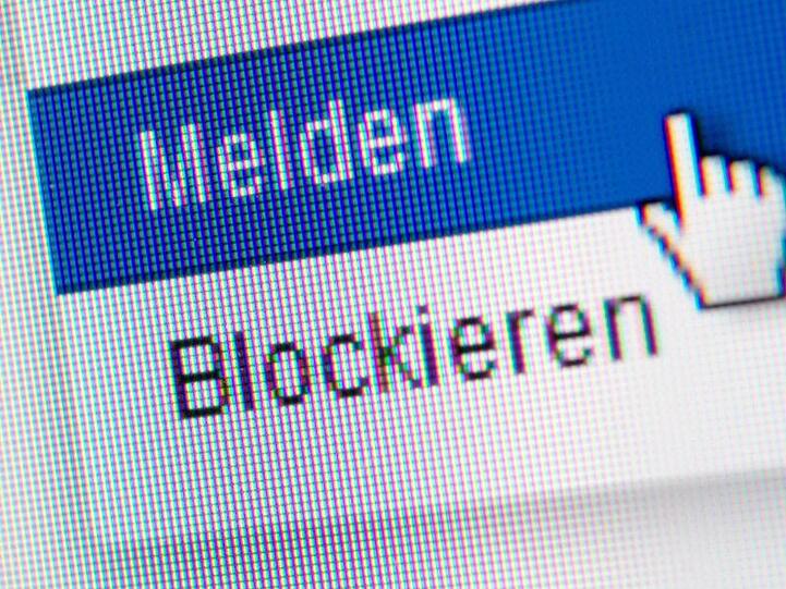 Wenn die Netzwerke nicht schnell genug auf Hass-Beiträge reagieren, können sich die Anwender beim Bundesamt für Justiz beschweren.