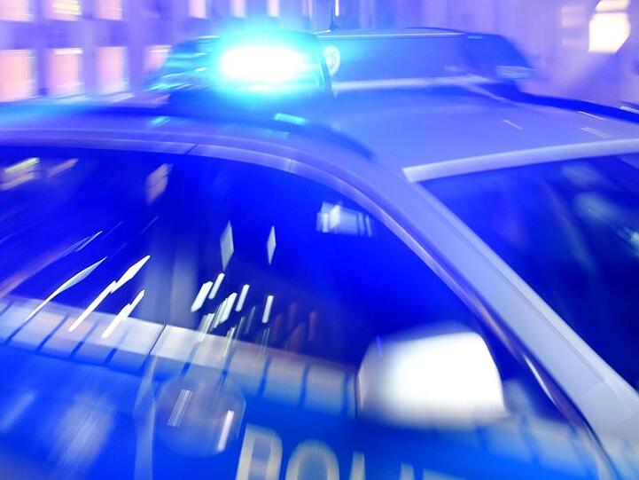 Ein Streifenwagen der Polizei steht mit eingeschaltetem Blaulicht auf der Straße. Foto: Carsten Rehder/dpa/Illustration