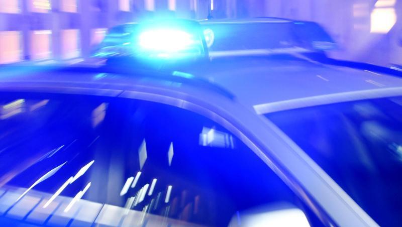 Ein Streifenwagen der Polizei steht mit eingeschaltetem Blaulicht auf der Straße. Foto: Carsten Rehder/dpa/Illustration Ein Streifenwagen der Polizei steht mit eingeschaltetem Blaulicht auf der Straße. Foto: Carsten Rehder/dpa/Illustration