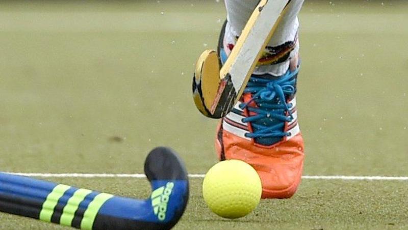 Ball und Schläger bei einem Feldhockey-Spiel.