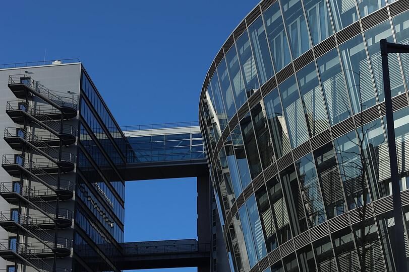 Sehenswerter Bau: das Arondo Five Rings vor den Telekom Towers.